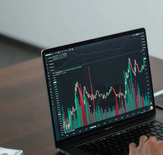 Notebook com dashboard ilustrativo
